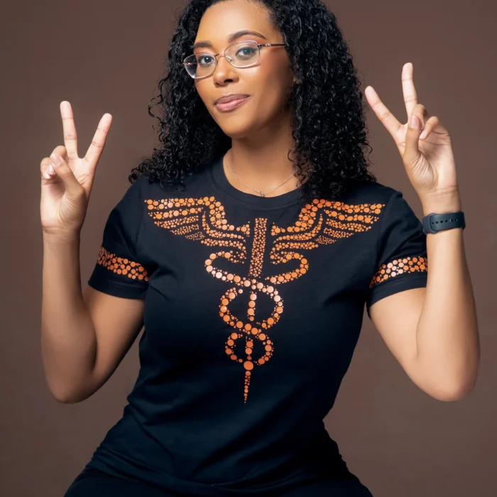 Modelo fazendo gesto de paz com camiseta preta da coleção DIVINO