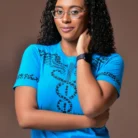 Modelo usando camiseta azul da coleção DIVINO com símbolo médico pontilhado