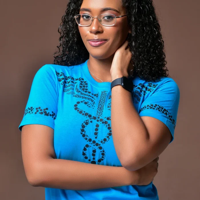 Modelo usando camiseta azul da coleção DIVINO com símbolo médico pontilhado