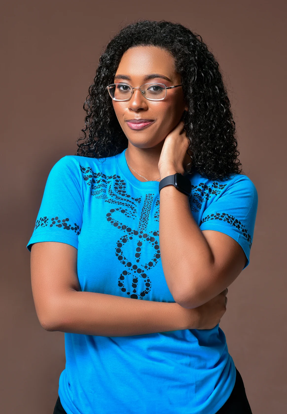 Modelo usando camiseta azul DIVINO com símbolo médico