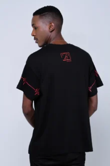 Modelo usando camiseta preta Feel the Beat vista de costas, com detalhes nas mangas