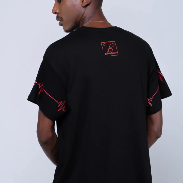 Modelo usando camiseta preta Feel the Beat vista de costas, com detalhes nas mangas