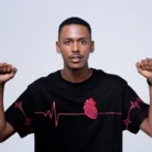 Modelo masculino usando camiseta preta Feel the Beat com coração anatômico