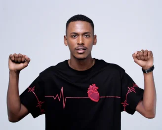 Modelo masculino usando camiseta preta Feel the Beat com coração anatômico