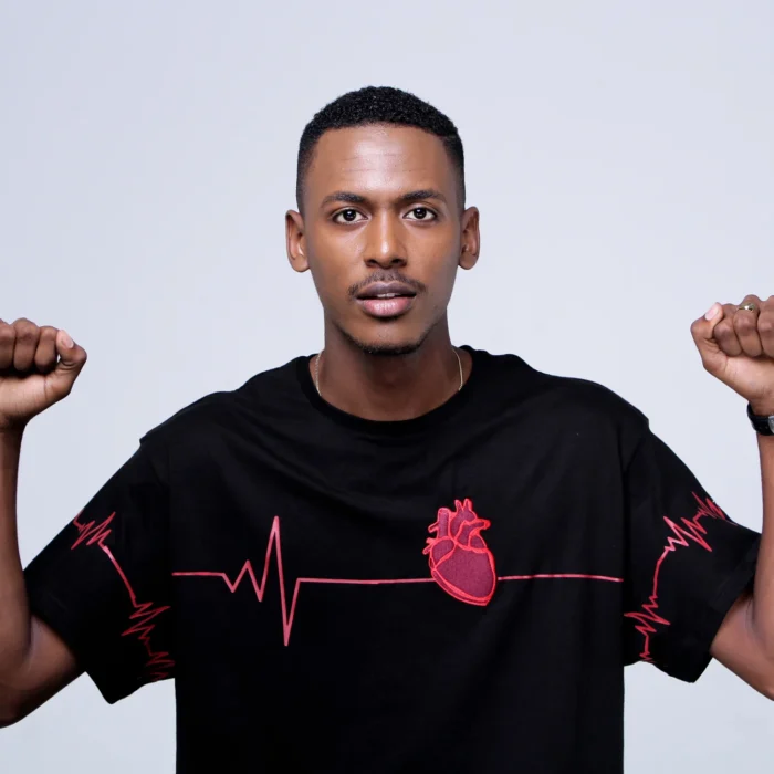 Modelo masculino usando camiseta preta Feel the Beat com coração anatômico