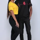Dois modelos usando camisetas amarela e preta da coleção Feel the Beat
