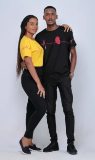 Dois modelos usando camisetas amarela e preta da coleção Feel the Beat