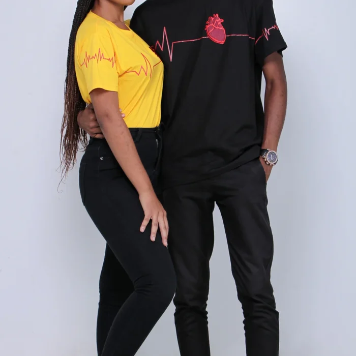 Dois modelos usando camisetas amarela e preta da coleção Feel the Beat