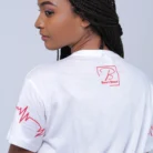 Modelo usando camiseta branca Feel the Beat vista de costas, com detalhe na manga