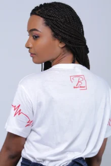 Modelo usando camiseta branca Feel the Beat vista de costas, com detalhe na manga