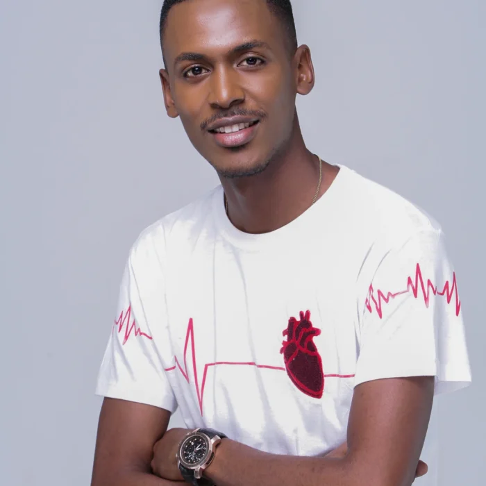 Modelo masculino usando camiseta branca Feel the Beat com braços cruzados