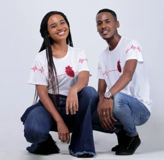 Dois modelos usando camisetas brancas da coleção Feel the Beat