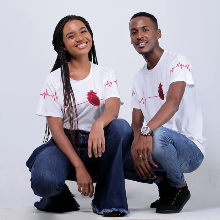 Dois modelos usando camisetas brancas da coleção Feel the Beat