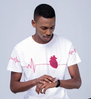 Modelo masculino usando camiseta branca Feel the Beat e olhando o relógio