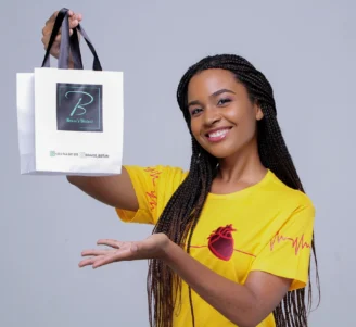 Modelo usando camiseta amarela Feel the Beat e segurando sacola da Bravo's Bisturi