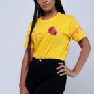 Modelo usando camiseta amarela Feel the Beat com coração anatômico vermelho