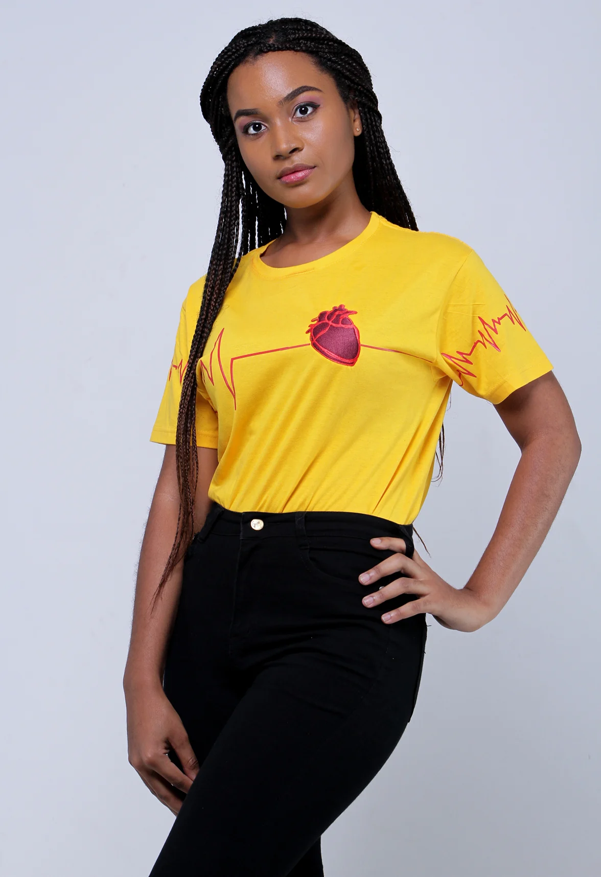 Modelo usando camiseta amarela Feel the Beat